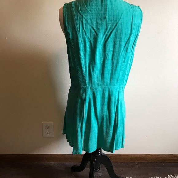 Beautiful green tunic from Staccato. - Picture 2 of 3